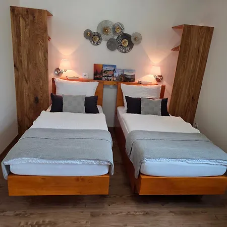 Susann Vendeghaz 3* Szigetmonostor